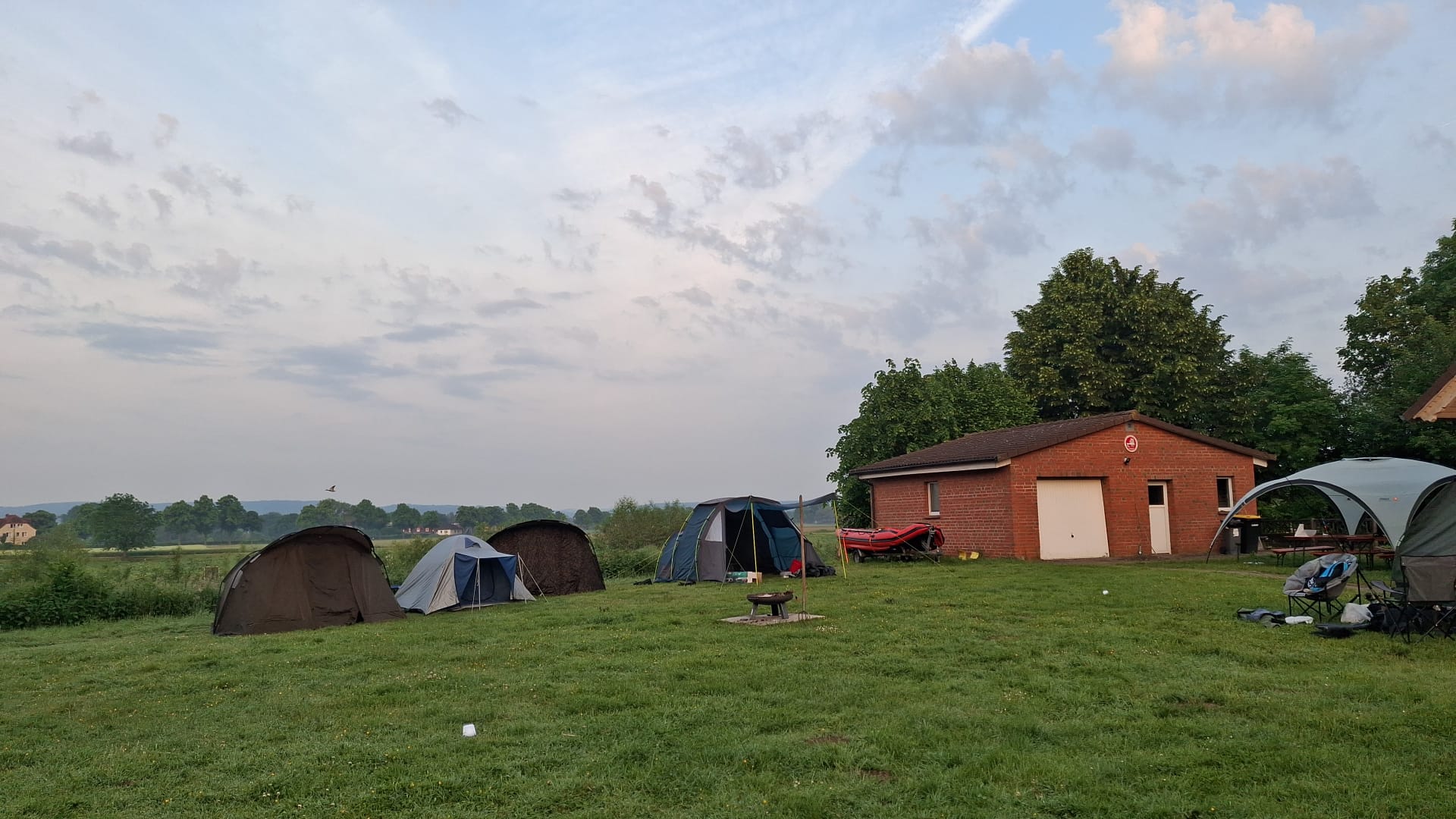 Junge Anglerinnen und Angler am Gewässer beim Pfingstzeltlager 2026 der Jugendgruppe