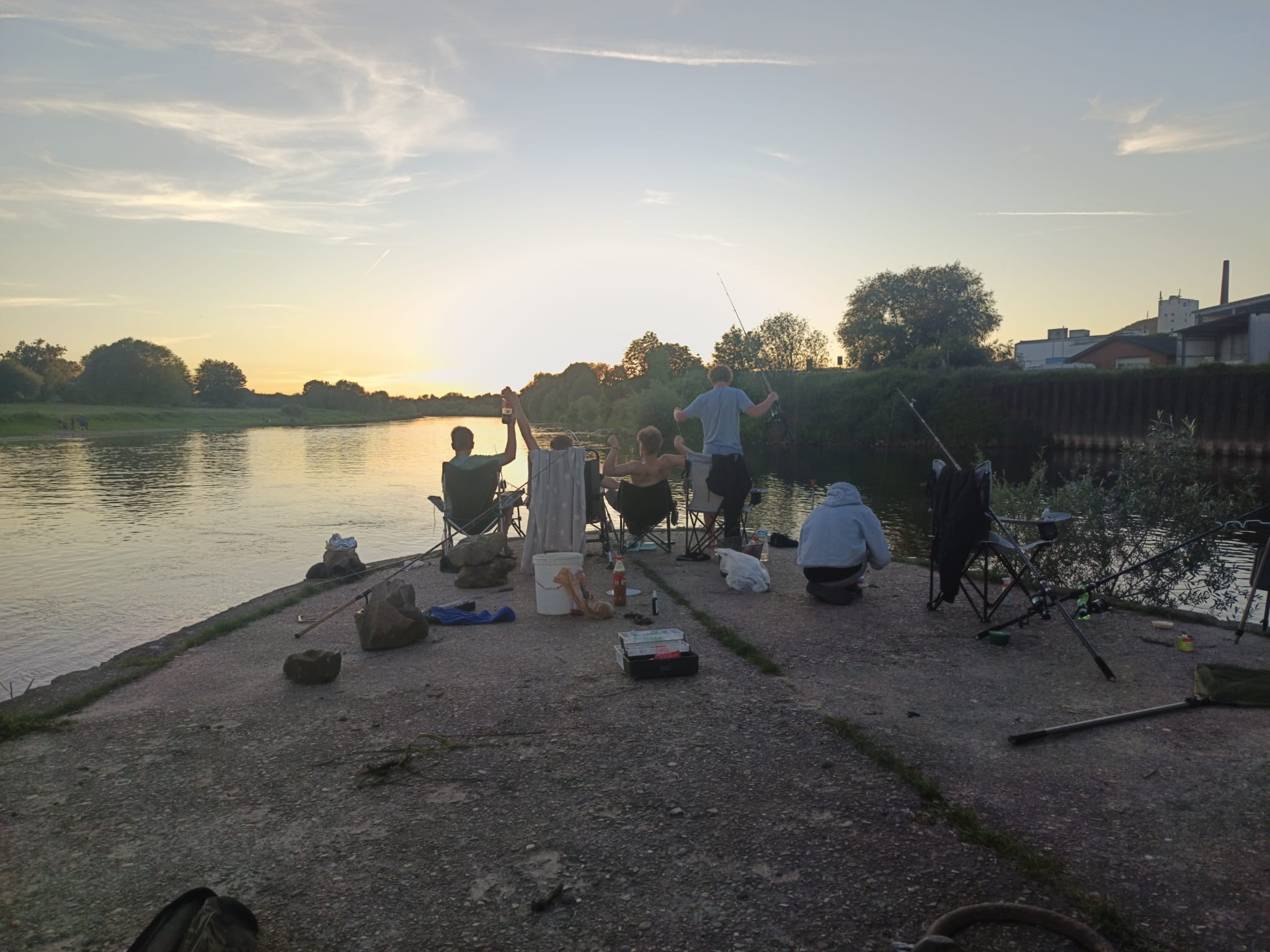 Junge Angler am Wasser beim Pfingstzeltlager